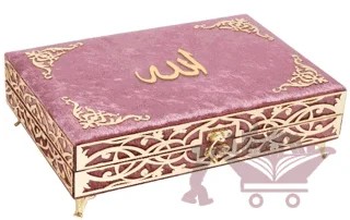 İkra Serisi Kadife Kaplamalı Ahşap Plaket Kut Çanta Boy Bilgisayar Hatlı Arapça Kadife Kuran-ı Kerim + Namaz Başörtüsü + Cam İnci Tesbih + Taşıma Çantası Hediye Seti Gül Kurusu (90254) – Kolektif – Furkan Neşriyat kitap kapağı