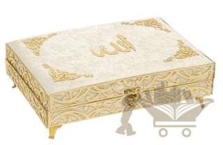 İkra Serisi Kadife Kaplamalı Ahşap Plaket Kut Çanta Boy Bilgisayar Hatlı Arapça Kadife Kuran-ı Kerim + Namaz Başörtüsü + Cam İnci Tesbih + Taşıma Çantası Hediye Seti Krem (90253) – Kolektif – Furkan Neşriyat kitap kapağı