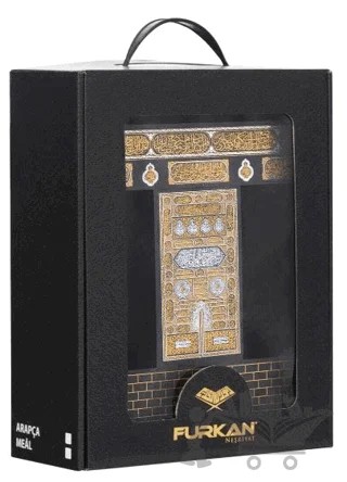 Kabe Serisi Orta Boy Flok Kaplamalı Ahşap Muhafazalı Kutu + Orta Boy Sıvama Kapak Kabe Arapça Kuran-ı Kerim + Taşıma Çantası Hediye Seti (90089) – Kolektif – Furkan Neşriyat kitap kapağı