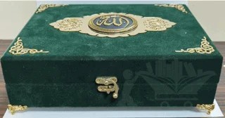 Ayaklı Sandıklı Orta Boy Ahşap Kutulu Kuran-ı Kerim - Oval Lafızlı (384) – Kolektif – Ayfa Basın Yayın kitap kapağı