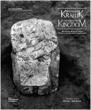 Unutulmuş Krallık: Antik Alalah'ta Arkeoloji ve Fotoğraf – Dilek Barlas, Emily Arouz, Helene Maloigne, K. Aslıhan Yener, Murat Akar – Koç Üniversitesi Yayınları kitap kapağı